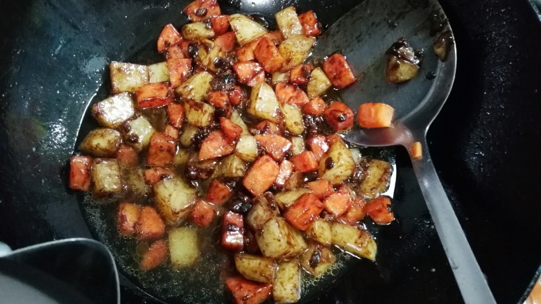 炸酱焖土豆萝卜,放入和食材平齐的温水,盖上锅盖烧开转小火焖熟透