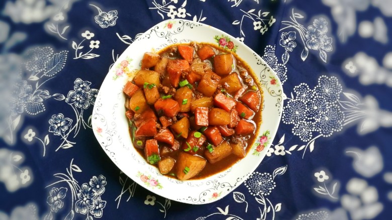 胡萝卜焖土豆,带着青蒜香味的土豆胡萝卜好吃下饭