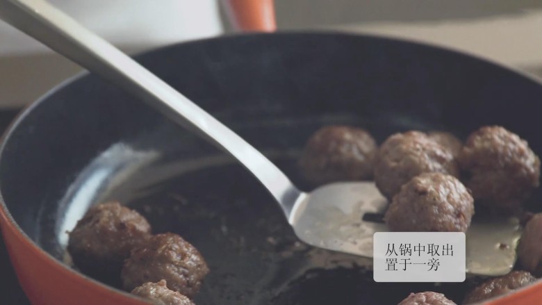 汕头牛肉丸意面,<a style='color:red;display:inline-block;' href='/shicai/ 851'>橄榄油</a>热锅,将牛肉丸煎5分钟
(注意:如果丸子是急冻的,可以选择讲丸子切成两半,方便煎熟。)