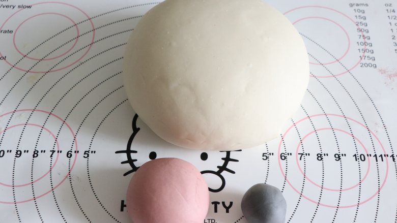 呆萌小猪豆沙包,和面团混合匀,得到3色面团
