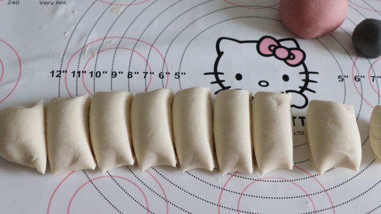呆萌小猪豆沙包,白色取一部分,分割成大约35克的一个小面团。