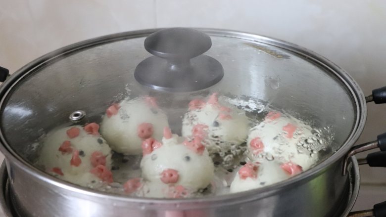 呆萌小猪豆沙包,盖好盖子进行发酵,直到大约,1.5倍大小。。