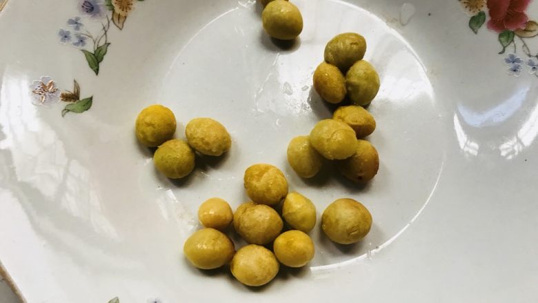清炒西洋芹,熟的白果备用