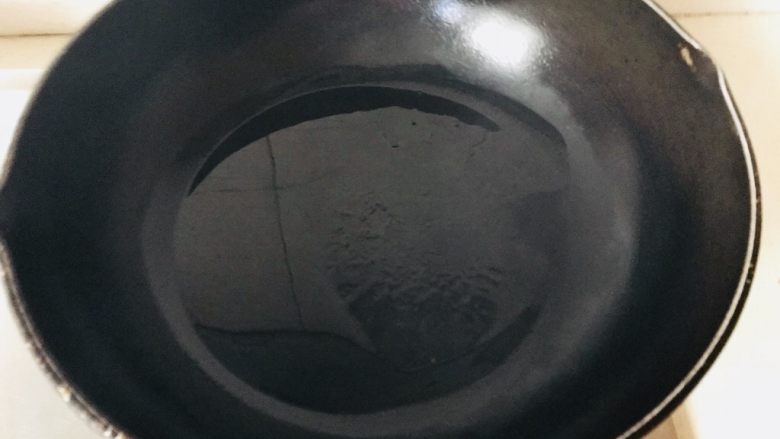 清炒西洋芹,热锅热油准备