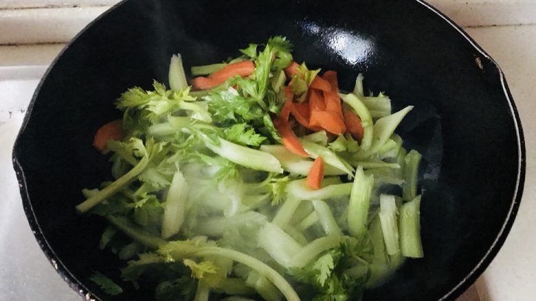 清炒西洋芹,放入西洋芹和胡萝卜倒入锅内，翻炒均匀