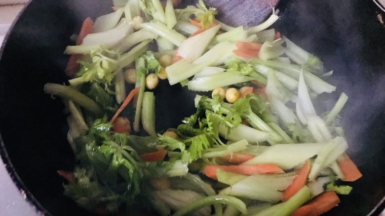 清炒西洋芹,倒入白果翻炒
