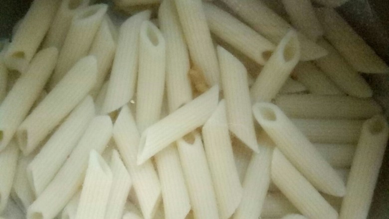 川香味意面,笔管意面先煮十分钟左右。