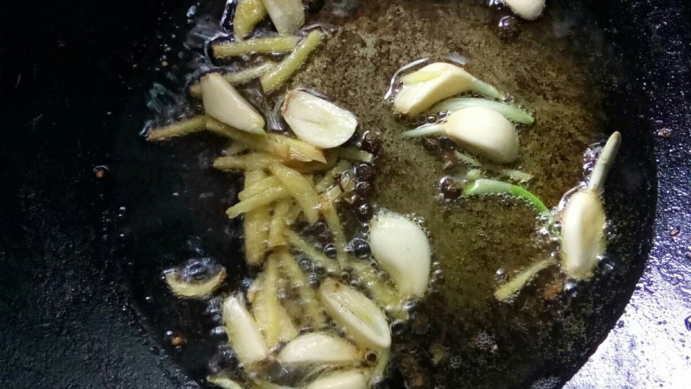 川香味意面,炒锅倒油,放姜蒜和青花椒小火炒香。