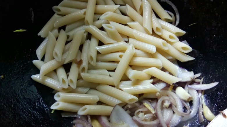 川香味意面,加入<a style='color:red;display:inline-block;' href='/shicai/ 533'>意大利面</a>炒匀。