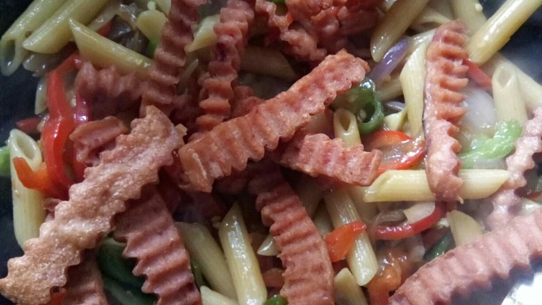 川香味意面,加入午餐肉炒香。