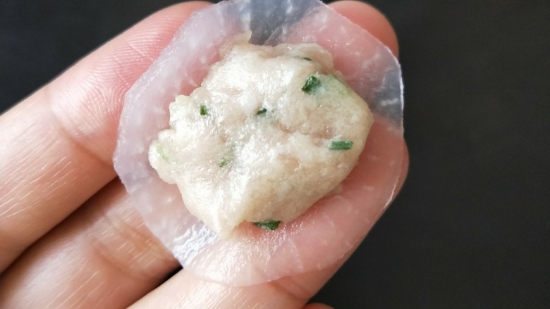 茄汁萝卜“饺子”,取一片萝卜，放入肉馅。