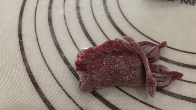 红红火火金鱼蒸饺,17、制作成金鱼的造型,如图。