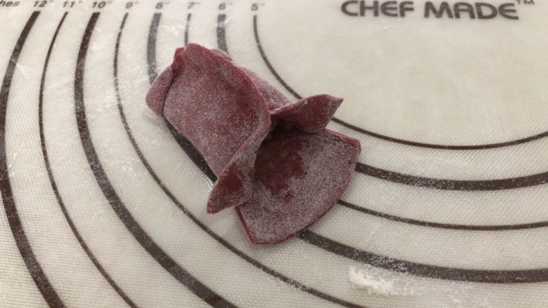 红红火火金鱼蒸饺,14、制作成金鱼的造型,如图。