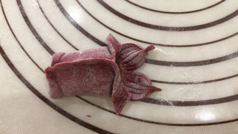 红红火火金鱼蒸饺,16、制作成金鱼的造型,如图。