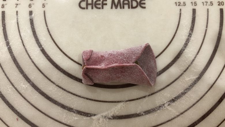 红红火火金鱼蒸饺,12、制作成金鱼的造型,如图。