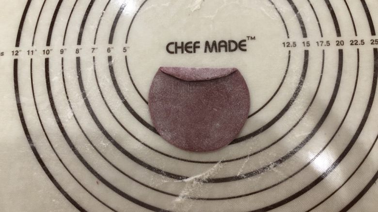 红红火火金鱼蒸饺,10、制作成金鱼的造型,如图。