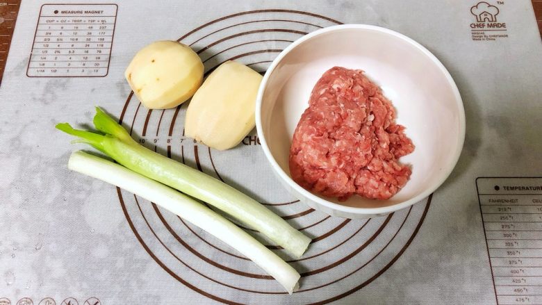 红红火火金鱼蒸饺,1、首先制作肉馅儿,准备好所用的材料。