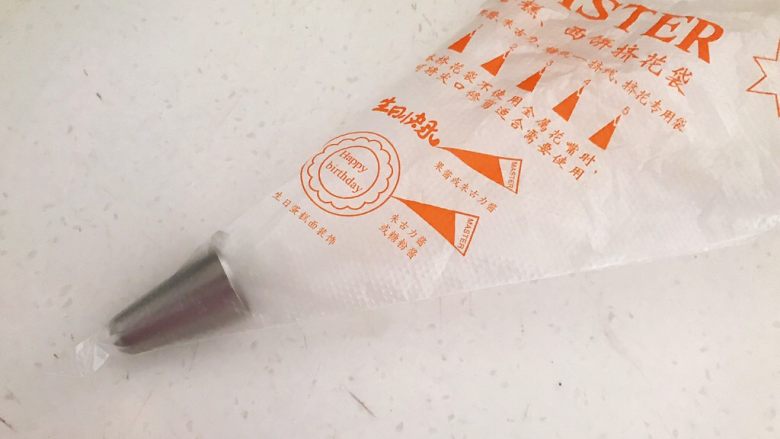 宝宝健康食谱 原味蛋白糖,取一个花裱袋,把八齿花边嘴放入花裱袋里