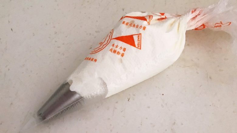 宝宝健康食谱 原味蛋白糖,把蛋白糊装入花裱袋