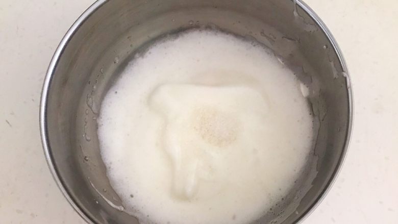 宝宝健康食谱 原味蛋白糖,用高速打发蛋白细腻,加入所有白砂糖