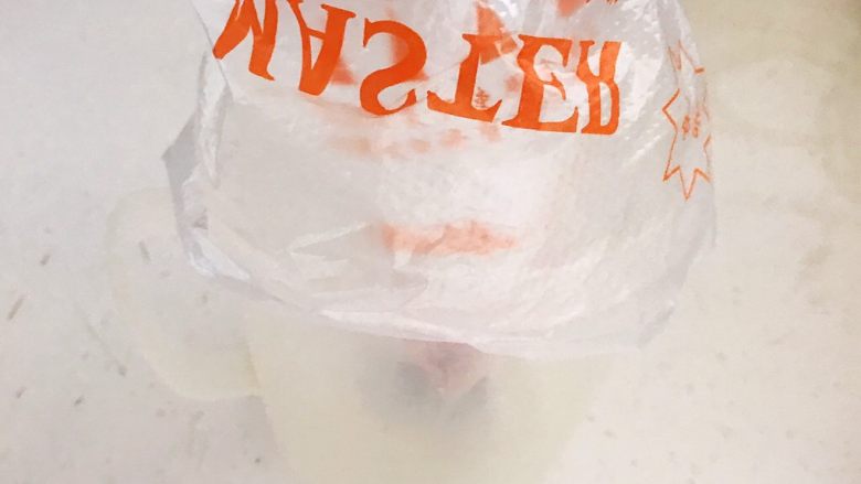 宝宝健康食谱 原味蛋白糖,把花裱袋套在一个杯子上备用