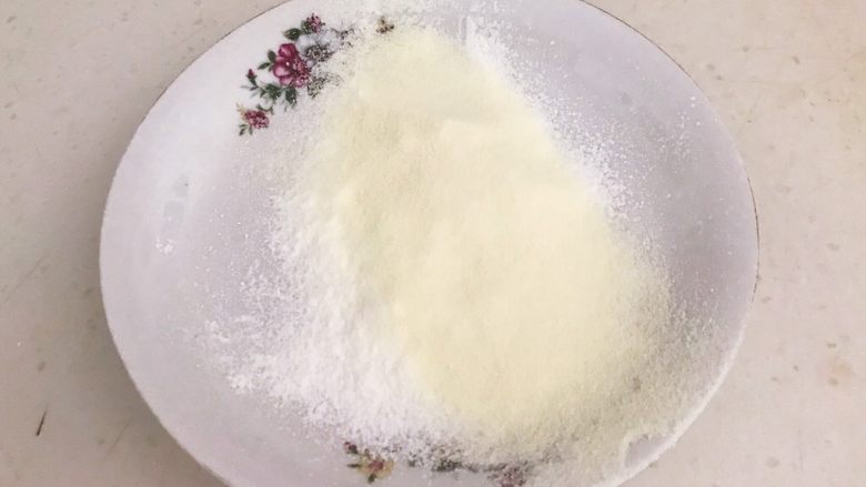 宝宝健康食谱 原味蛋白糖,把过筛后的玉米淀粉和奶粉放在一起