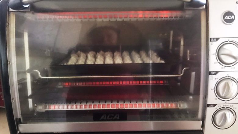 宝宝健康食谱 原味蛋白糖,把烤盘放入提前预热好的烤箱里,上下火110W,烤70分钟,关火后焖10分钟