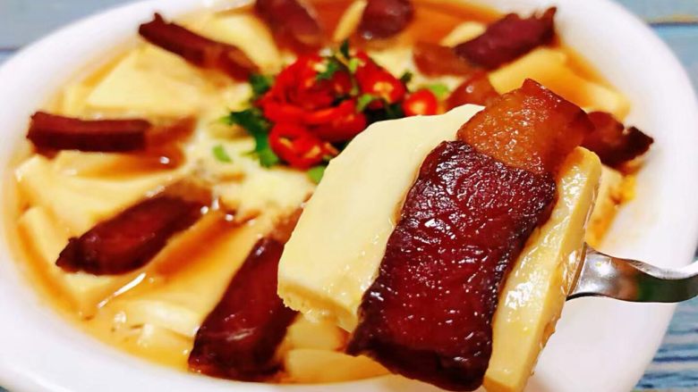 腊肉蒸豆腐卧蛋,腊肉搭配嫩豆腐入口即化唇齿留香