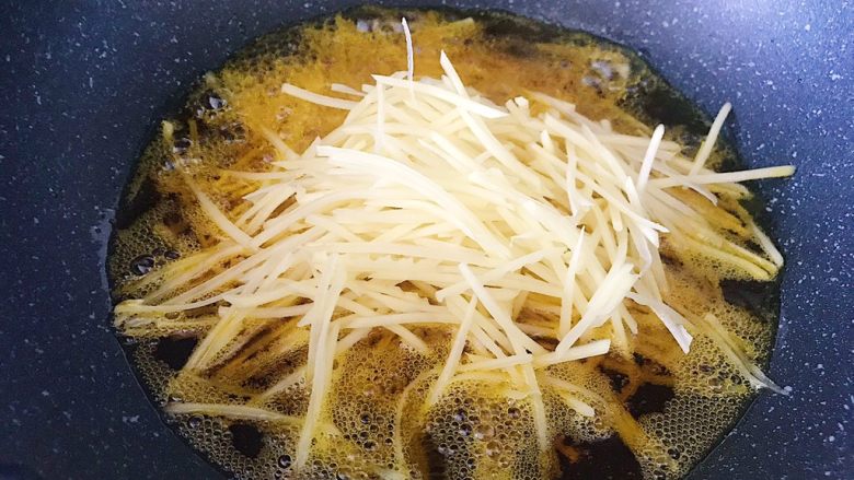 油炸土豆丝,放入泡好的土豆丝(土豆丝一定要沥干水分)