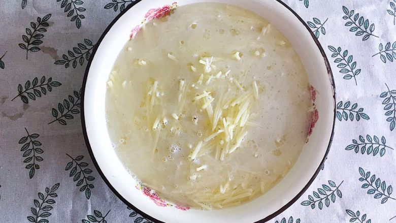 油炸土豆丝,土豆丝泡水冲去表面的淀粉(一定要冲洗干净 不然油炸的时候很容易抱团而且炸制时间也会延长 emmm不要问我怎么知道的)