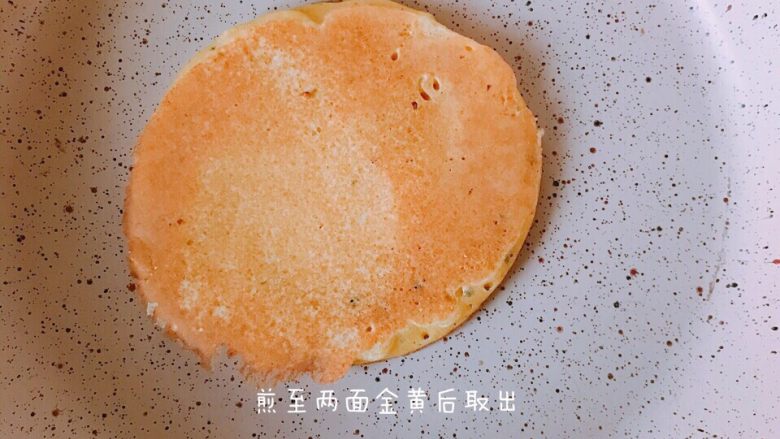 红豆铜锣烧,摊成小圆饼,煎至两面金黄后取出
