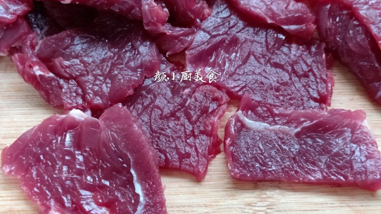 烤牛肉串,首先把<a style='color:red;display:inline-block;' href='/shicai/ 216'>牛肉</a>切成薄片。