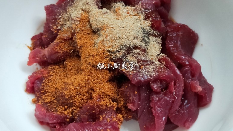 烤牛肉串,把切好的牛肉片放入碗中，加入少许<a style='color:red;display:inline-block;' href='/shicai/ 721'>蚝油</a>，<a style='color:red;display:inline-block;' href='/shicai/ 788'>生抽</a>，食用油，烧烤料，<a style='color:red;display:inline-block;' href='/shicai/ 146542'>孜然粉</a>，如果喜欢辣的可以放点辣椒粉，小孩不吃我就没放。