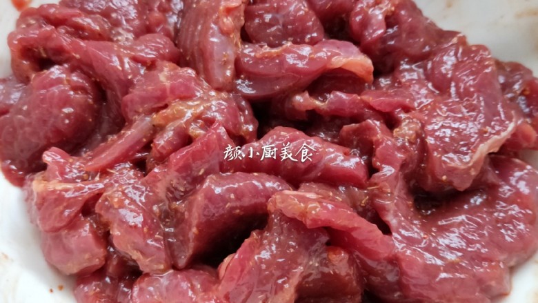 烤牛肉串,然后搅拌均匀腌制半小时，想入味点的腌制时间可以长一些。