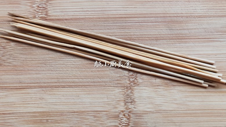 烤牛肉串,竹签用开水浸泡一下,然后清洗干净控干水分。