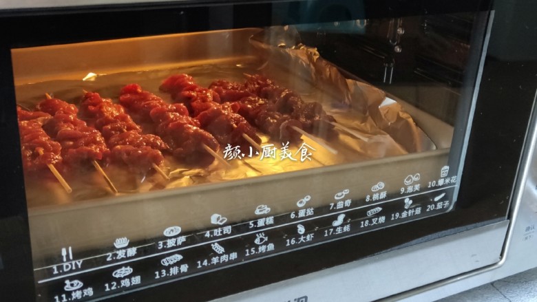 烤牛肉串,烤盘内放入一张锡纸,把串好的牛肉强串摆放在烤盘内,放入烤箱烤十分钟。