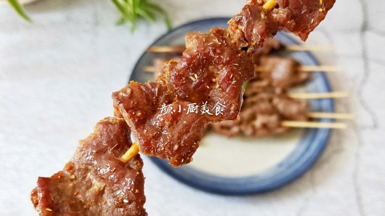 烤牛肉串,半斤牛肉串没几下就秒光了。