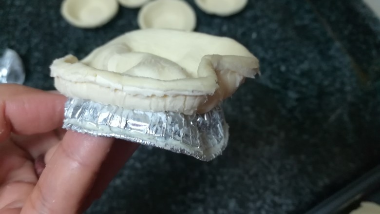 老少皆宜,好吃还不上火的香蕉酥,趁着还没有完全变软,赶紧拿出蛋挞皮,不然粘一块了,根本取不出来,如图所示