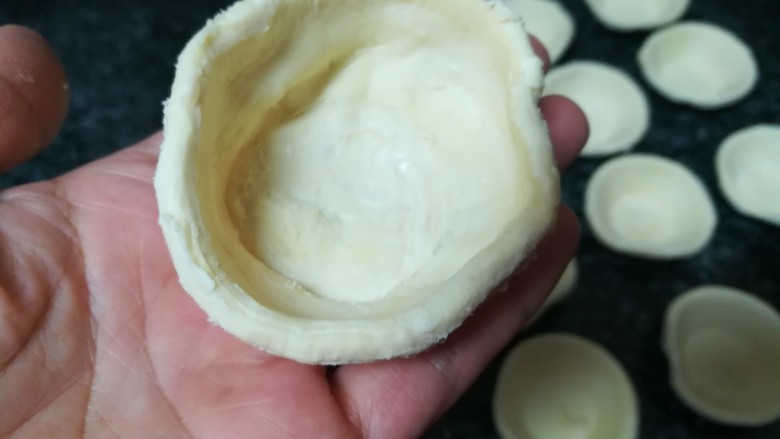 老少皆宜,好吃还不上火的香蕉酥,看,这样很快就可以取出一个品相完好的蛋挞皮