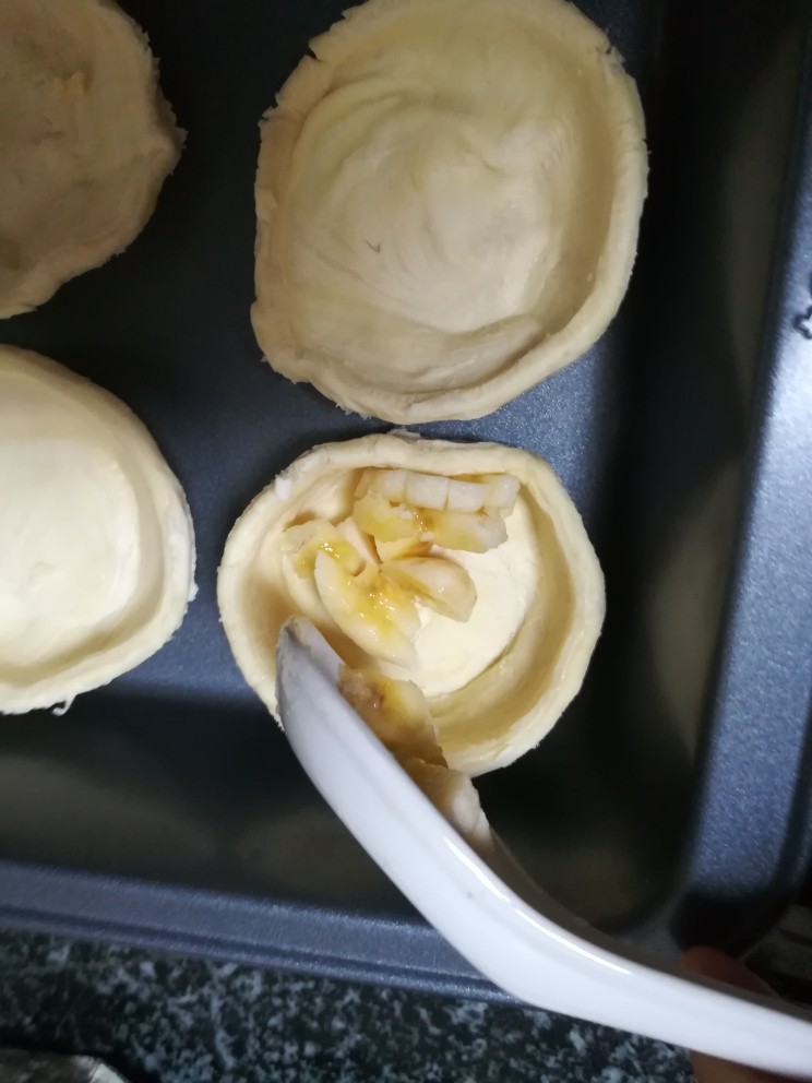 老少皆宜,好吃还不上火的香蕉酥,把香蕉碎装到蛋挞皮里面