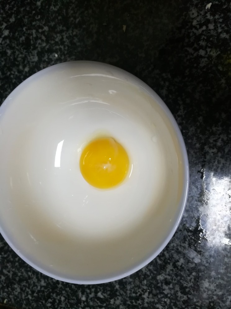 老少皆宜,好吃还不上火的香蕉酥,取出蛋黄,不用蛋白