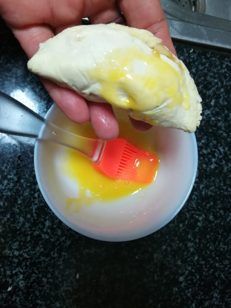 老少皆宜,好吃还不上火的香蕉酥,用刷子小心刷蛋黄液,整个“饺子”都要刷到哦,这样卖相才好