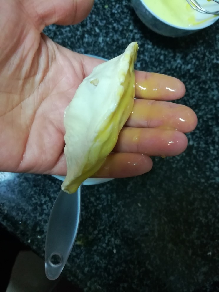 老少皆宜,好吃还不上火的香蕉酥,刷好一面,再刷另一面