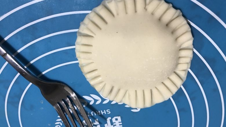 饺子皮香蕉派,上面盖上一张饺子皮,用叉子在四周压上印子,用力一点,防止煎的时候香蕉泥漏出来。