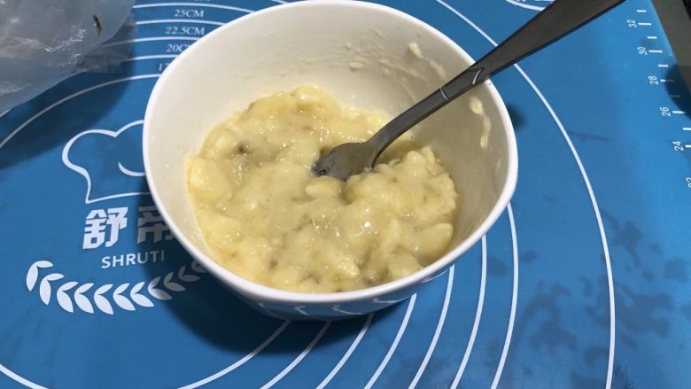 饺子皮香蕉派,把香蕉去皮,用勺子捣成泥!