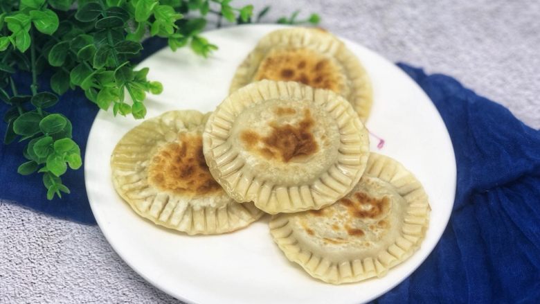 饺子皮香蕉派,刚说好女儿就拿起来吃了一个,嘴巴还被烫了一下。