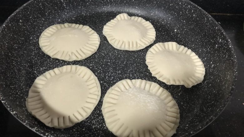 饺子皮香蕉派,摆上做好的饺子皮香蕉派,小火慢煎。
