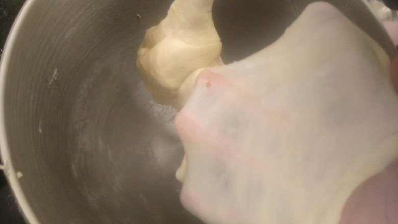 超软豆沙面包圈—家庭手作小点心,大概十分钟,后面团开始变得重新变光面且撑开有手套膜面团就算打好了(用机器打全程一档。面团太少了,开大的话面团就全部打成浆糊了。。😓)