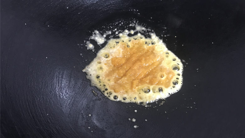 咸蛋黄焗南瓜,放入蛋黄泥,炒至蛋黄泥起泡沫。