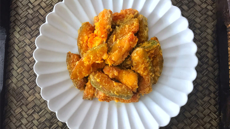 咸蛋黄焗南瓜,外酥里糯,咸香入味,营养丰富的咸蛋黄焗南瓜就可以吃了。